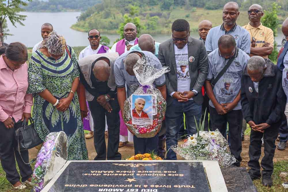 Commémoration du premier anniversaire de la mort de Mademoiselle Maria Masson : Cérémonie de dépôt des gerbes de fleurs